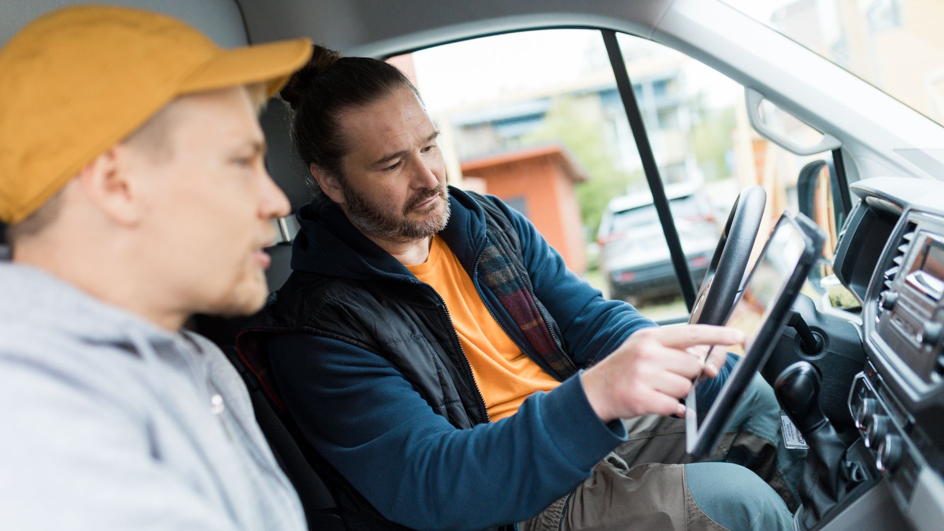 kaksi miestä autossa